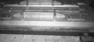 Apron feeder pans under metal mold